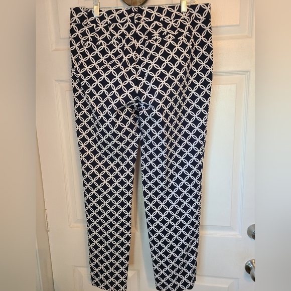 Crown & Ivy Woman's Pants, Size: 10 Color: Black w/ pattern - Picture 11 of 12